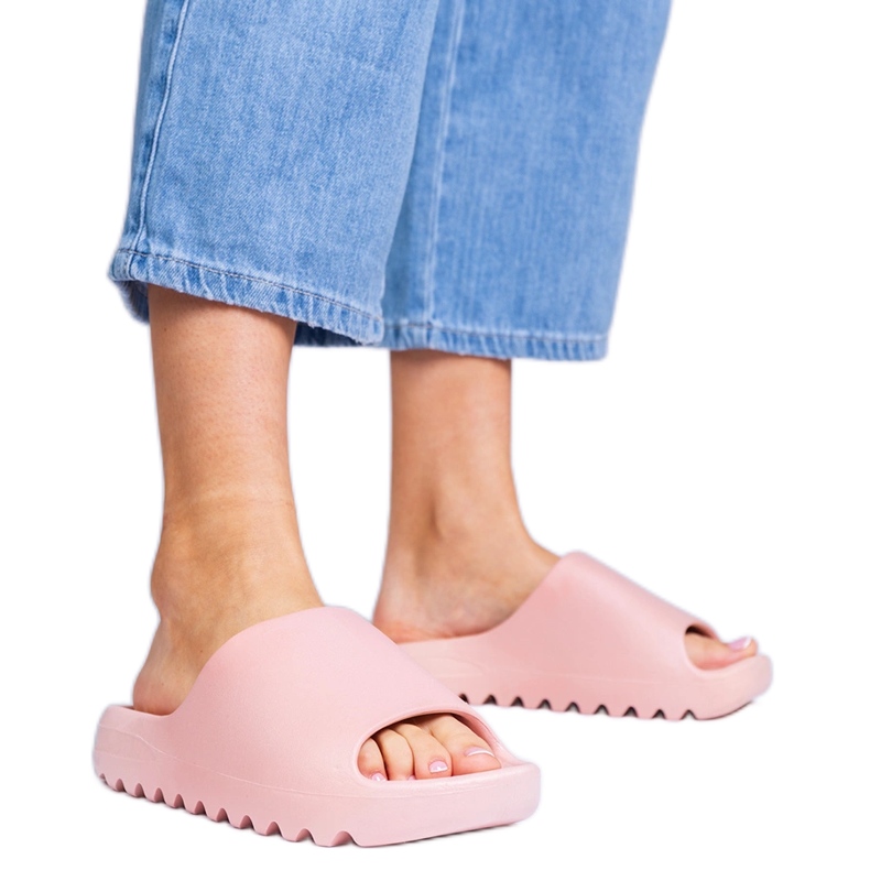 Les tongs en caoutchouc des femmes roses