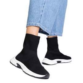 Bottes de baskets sportives noires avec une chaussette supérieure le noir