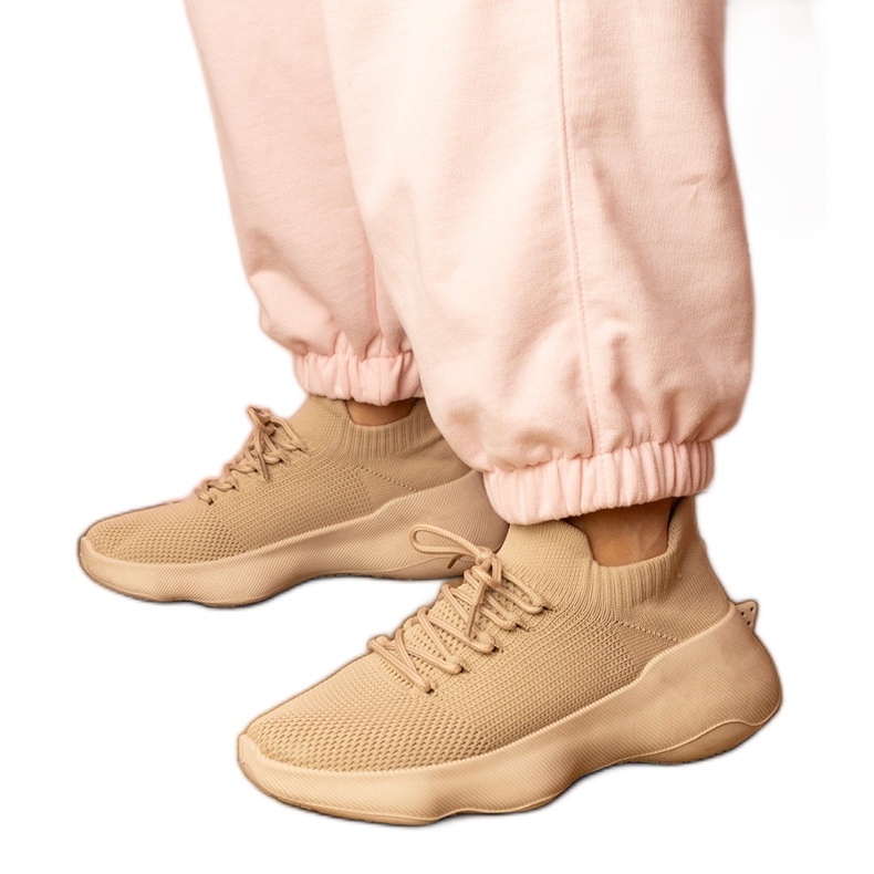 Baskets sportives beige avec une chaussette supérieure