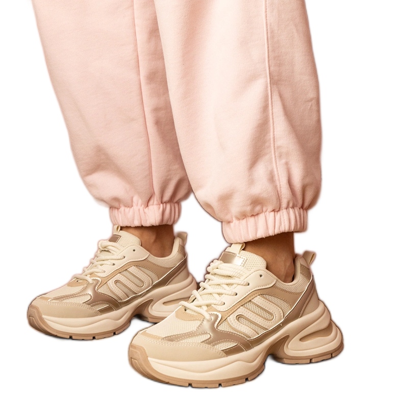 Des baskets sportives beige sur une semelle massive