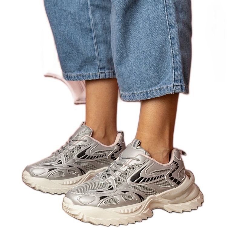 Baskets sportives argentées sur une semelle élégante Baskets sportives argentées sur une semelle élégante