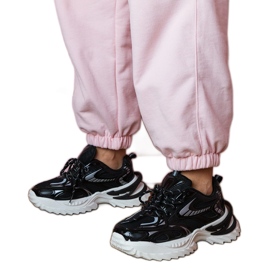 Baskets sportives noires sur une semelle élégante