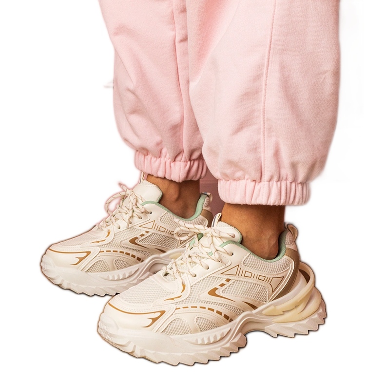 Baskets sportifs beige sur une semelle épaisse