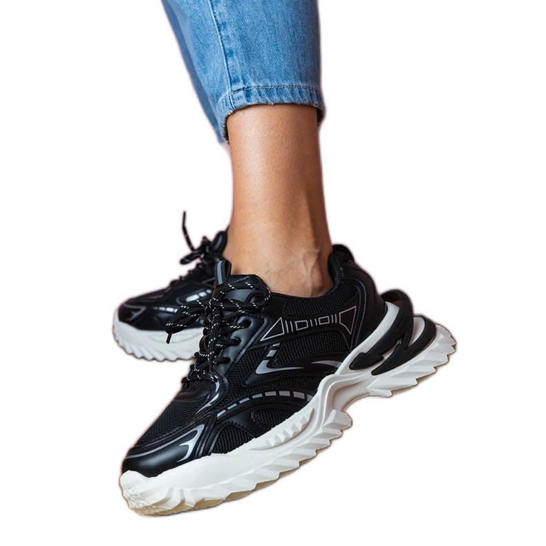 Baskets de sport noir sur une semelle épaisse le noir