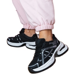 Baskets sportives noires sur une semelle massive le noir