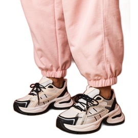 Baskets sportives blanches et blanches sur une semelle massive