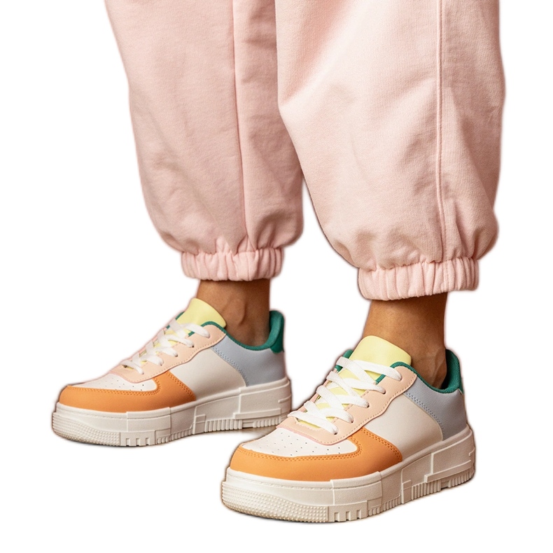 Sneakers sportifs oranges sur platfotm