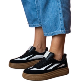 Baskets noires baskets sur une semelle épaisse