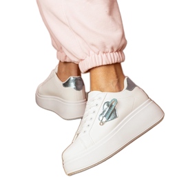 Baskets blanches avec un cœur bleu et une épingle de zircon