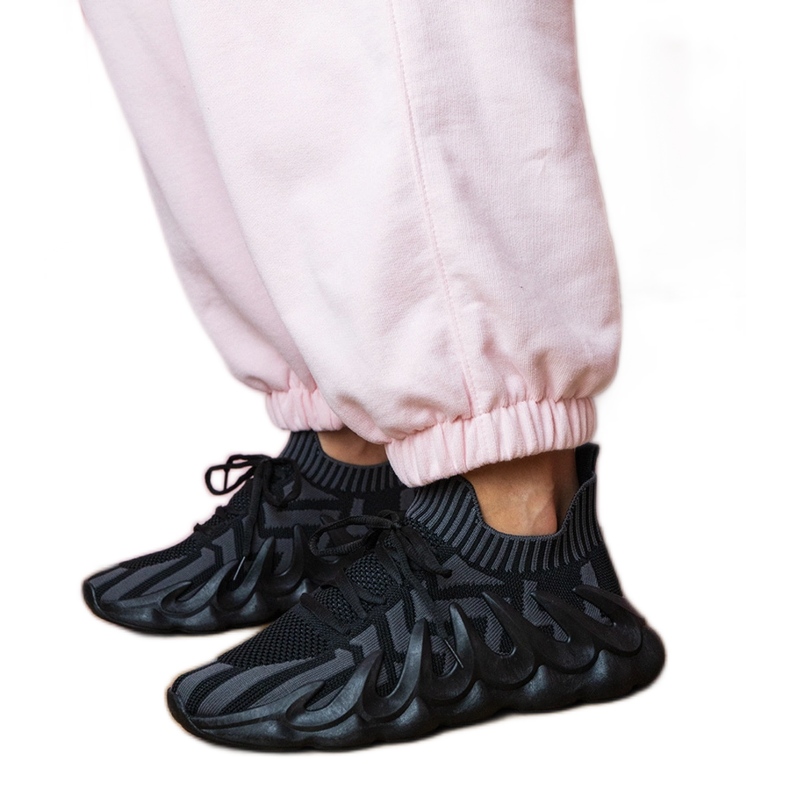 Baskets sportives noires sur une semelle massive le noir Baskets sportives noires sur une semelle massive le noir