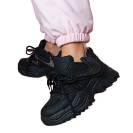 Baskets noires sur une semelle massive avec des zircons le noir