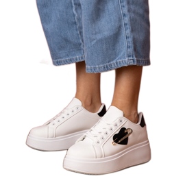 Baskets blanches avec un cœur noir et des épingles de zircon Baskets blanches avec un cœur noir et des épingles de zircon