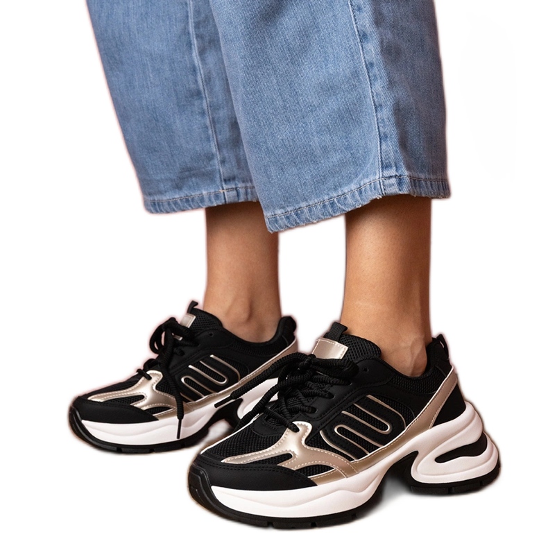 Baskets sportives noires sur une semelle massive le noir
