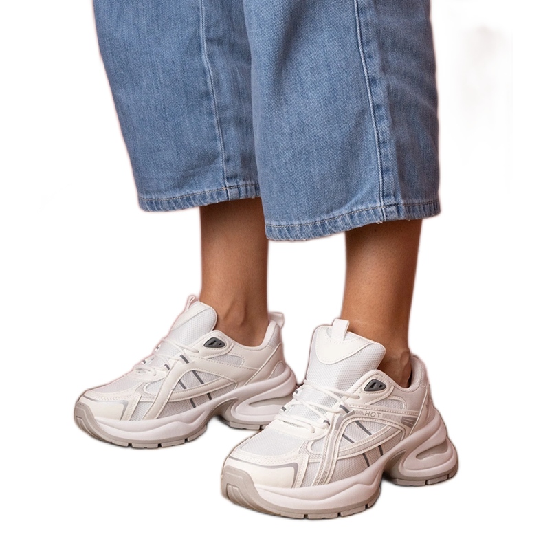 Baskets de sport blanches à semelle massive