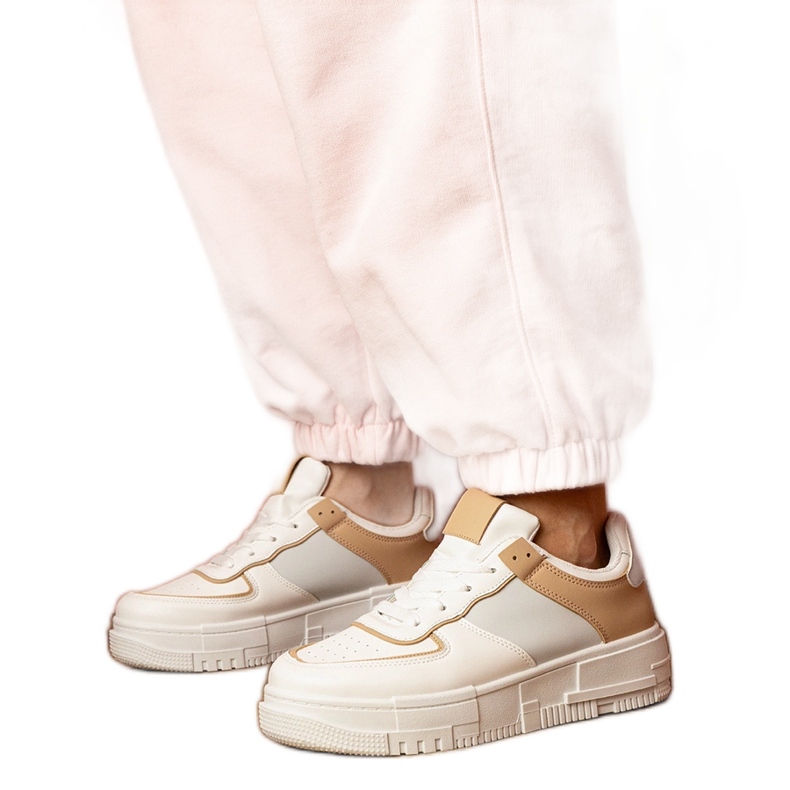 Baskets sportives blanches et beiges sur platfotm
