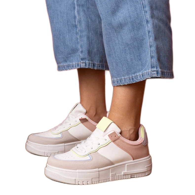 Baskets sportives blanches et grises sur platfotm