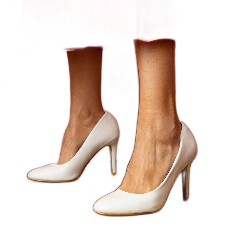 Pumps classiques blancs sur un talon haut de paire blanche Pumps classiques blancs sur un talon haut de paire blanche