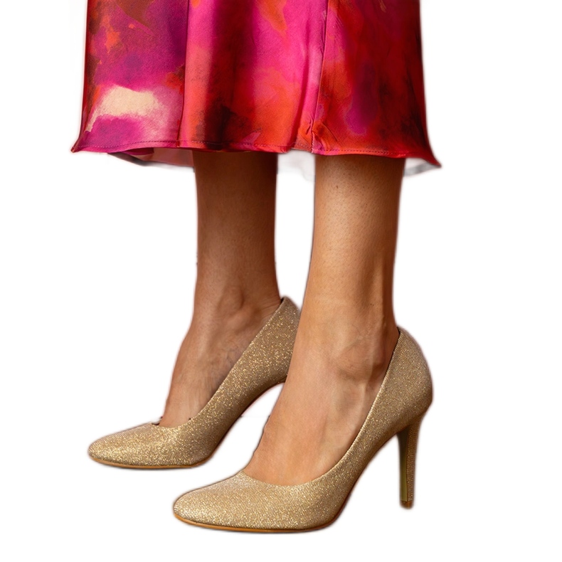 Pompes dorées sur une finition en brocart d'or Pompes dorées sur une finition en brocart d'or