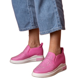 Baskets pour femmes roses avec zircons sur un coin caché