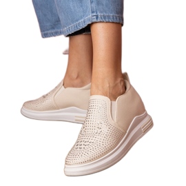 Baskets féminines beige avec zircons sur un coin caché