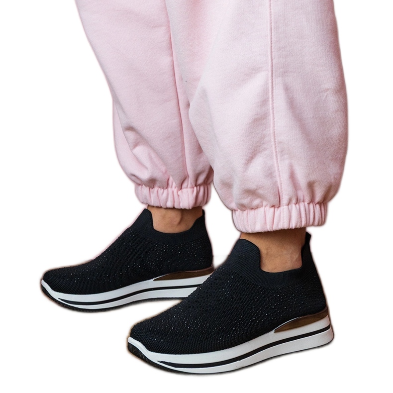 Baskets noires sur la plate-forme avec des zircons le noir