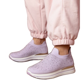 Baskets pour femmes violettes sur la plate-forme avec des zircons