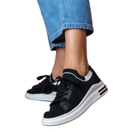 Baskets noires sur la plate-forme avec des lacets