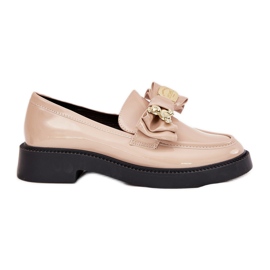 Mocassins peints avec un arc et une broche beige décorative Mocassins peints avec un arc et une broche beige décorative