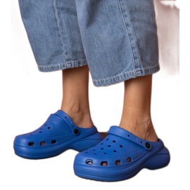 Les tongs Blue Built -Up sur la plate-forme bleu