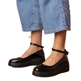 Des chaussures noires verni sur la plate-forme le noir