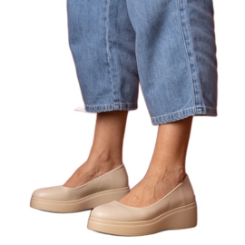 Chaussures beige sur la plate-forme écologique Chaussures beige sur la plate-forme écologique