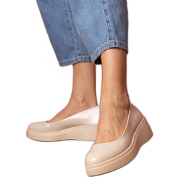 Chaussures beiges sur la plate-forme