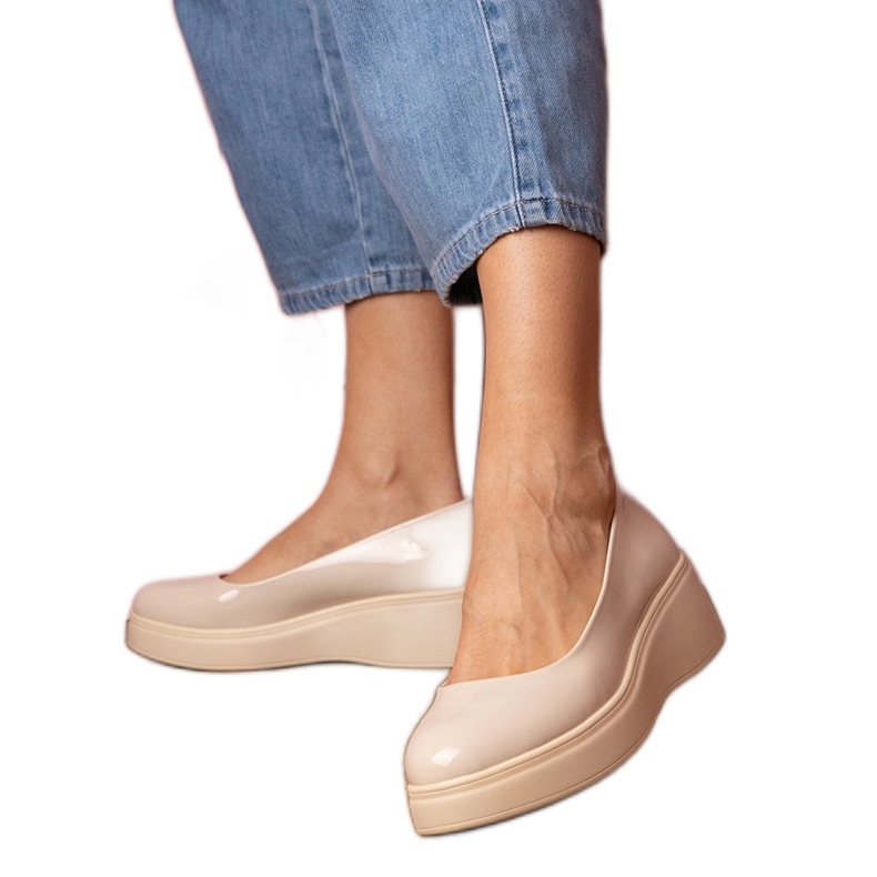 Chaussures beiges sur la plate-forme