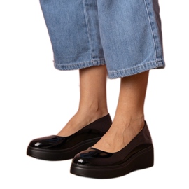 Des chaussures noires verni sur la plate-forme le noir
