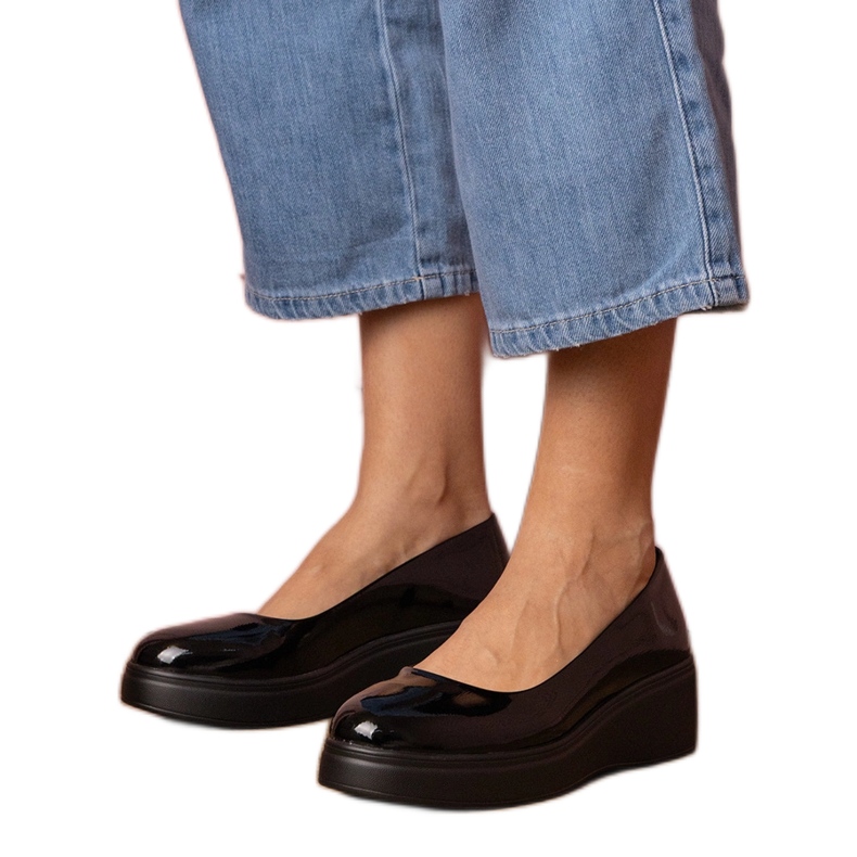 Des chaussures noires verni sur la plate-forme le noir