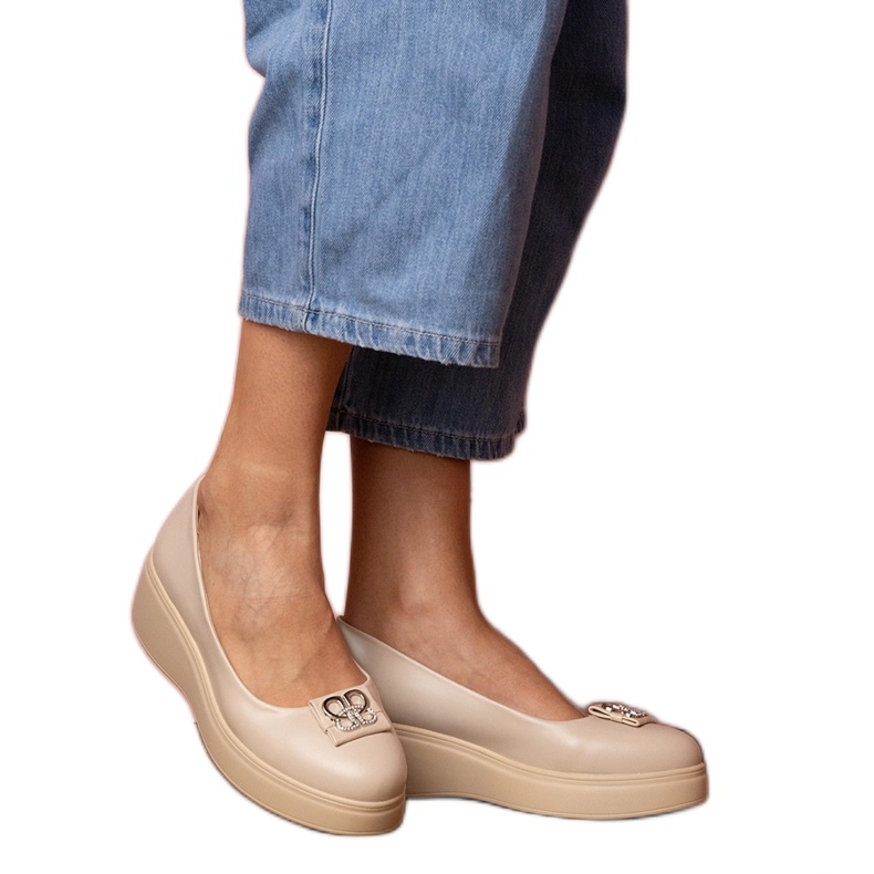 Chaussures beiges sur la plate-forme avec une décoration de zircon Chaussures beiges sur la plate-forme avec une décoration de zircon