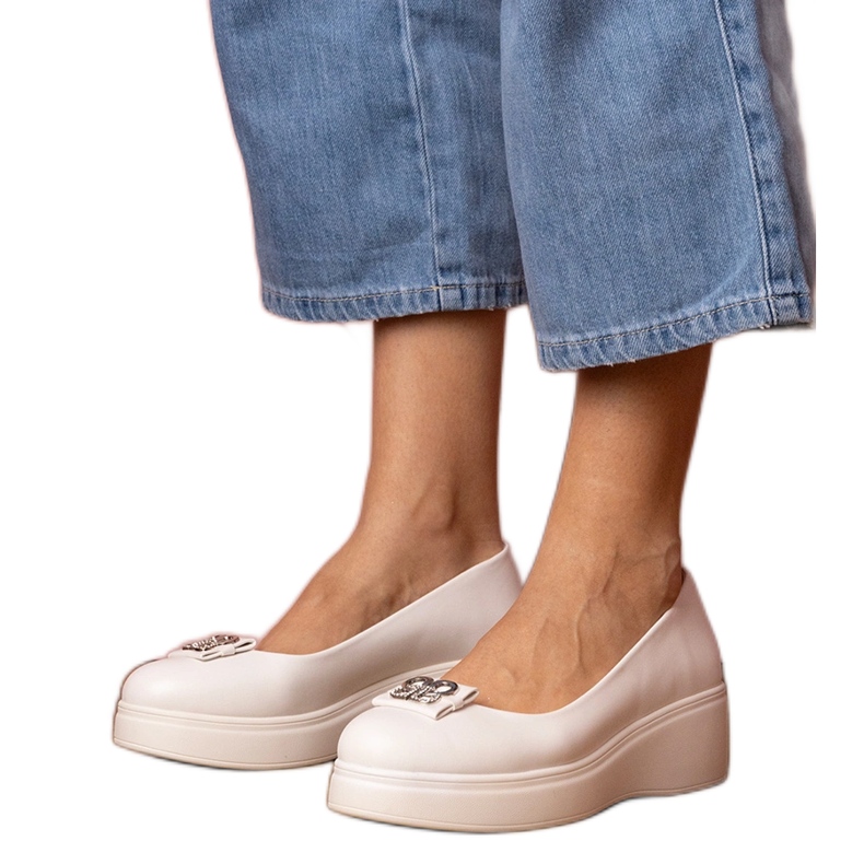 Chaussures blanches sur la plate-forme avec une décoration de zircon