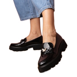 Mocassins vernis noirs avec un papillon de zircon le noir