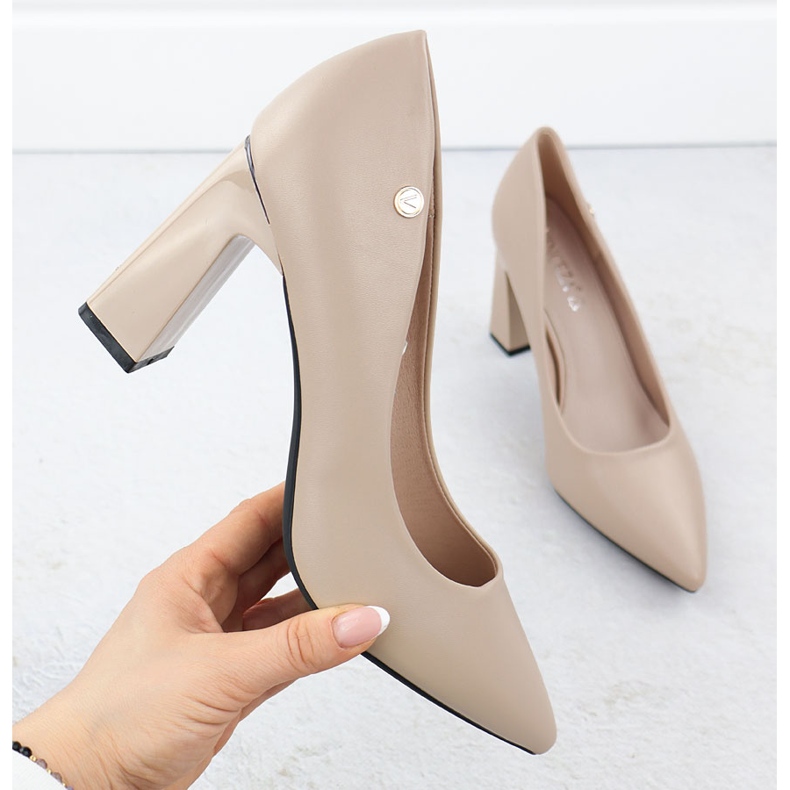 Pumps pour femmes sur un poste décoratif beige Vinceza 62221