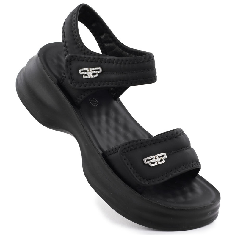 Sandales féminines sur une semelle épaisse avec du Velcro Black Potocki 105300 le noir