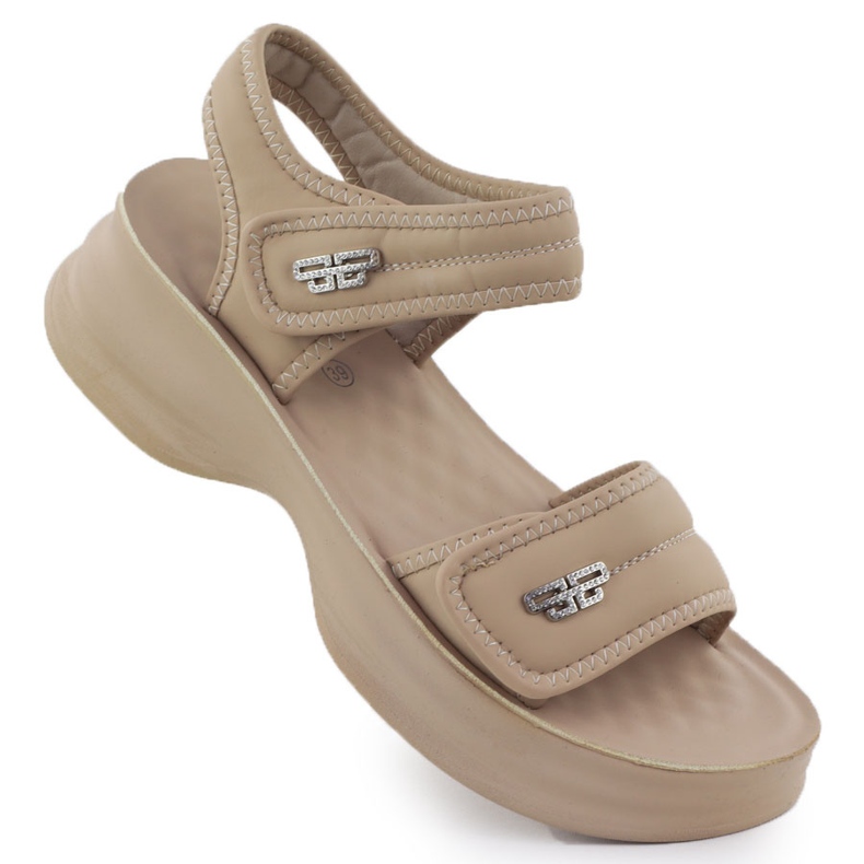 Sandales féminines sur une semelle épaisse avec Velcro Beige Potocki 105300 Sandales féminines sur une semelle épaisse avec Velcro Beige Potocki 105300