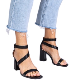 Sandales noires sur le poteau avec une boucle