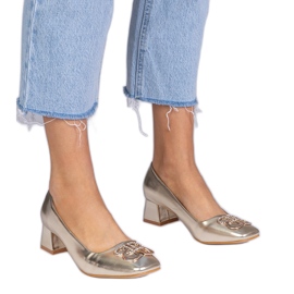 Pompes dorées avec des talons bas avec des zircons