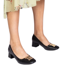 Pompes noires à thèses avec une décoration dorée