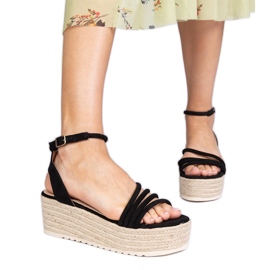 Sandales espadrilles noires sur la plateforme