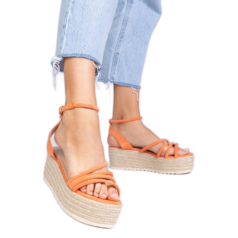 Espadrilles d'orange sur la plate-forme