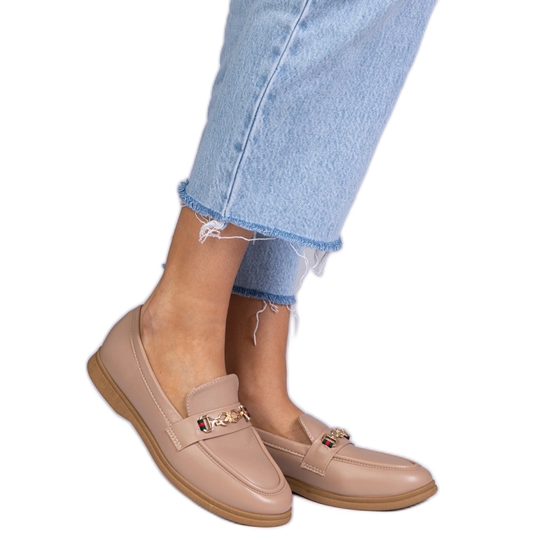 Mocassins bruns avec une décoration dorée
