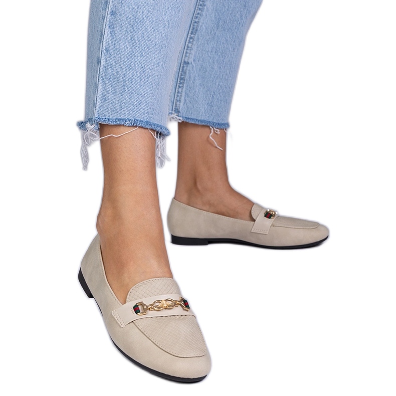 Mocassins beige avec une finition mate avec une décoration dorée
