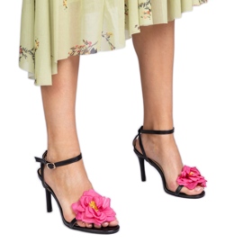 Sandales noires sur un talon décoré d'une fleur le noir
