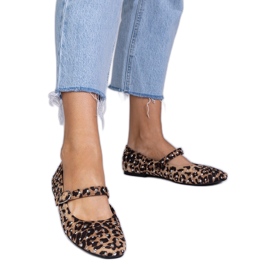 Ballerines de léopard avec des clous et des boucles brun